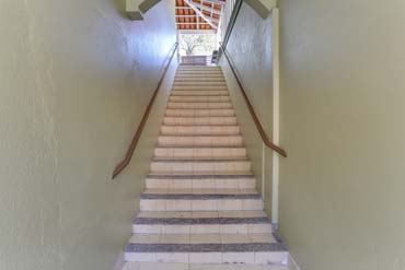 Escadaria de acesso ao apartamento - Casas para alugar em Jurerê